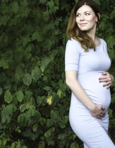Portrét tehotnej mamičky počas fotenia tehuliek počas fotenia v okolí Bratislavy od profesionálneho fotografa