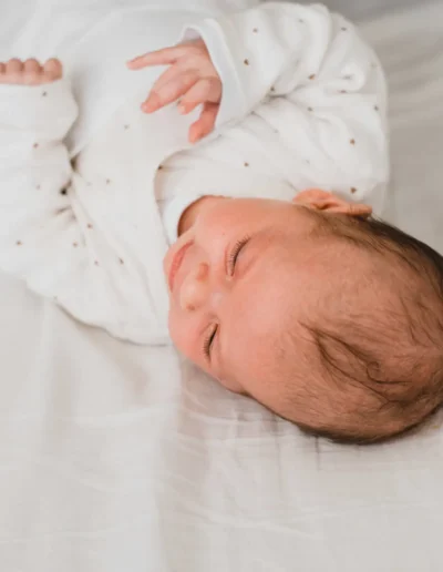 Fotografia novorodeniatka počas fotenia doma od profesionálneho fotografa