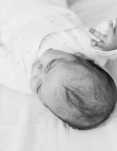 Fotografia novorodeniatka počas fotenia doma od profesionálneho fotografa