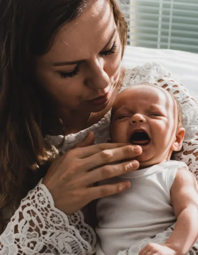 Fotenie mamičky s novorodencom počas rodinného fotenia doma od profesionálneho fotografa