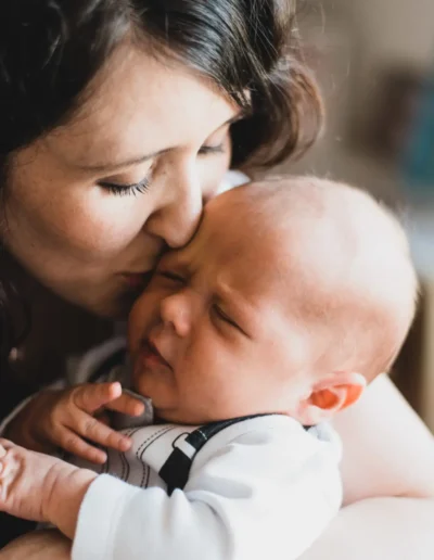 Fotenie mamičky s novorodencom počas rodinného fotenia doma od profesionálneho fotografa