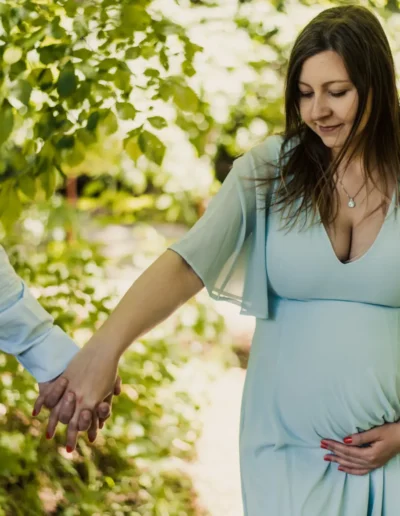 Fotografia mladého páru a portrét tehotnej mamičky počas fotenia tehuliek počas fotenia v okolí Bratislavy od profesionálneho fotografa
