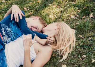 Rodinné fotenie mama a syn v láskavom objatí počas leta v Medickej záhrade od profesionálneho fotografa