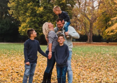 Veselá skupinová fotografia počas rodinného fotografa počas jesene od profesionálneho fotografa