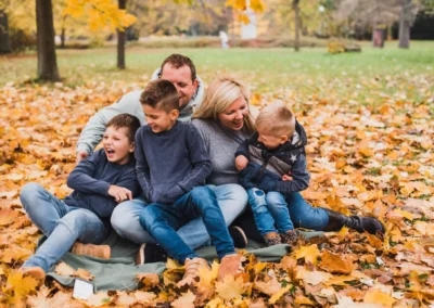 Vesely rodinný portrét počas fotenia rodiny v Sade Janka Kralľa počas jesene od profesionálneho fotografa