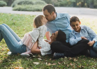 Rodinný portrét počas jesenného fotenia od profesionálneho fotografa