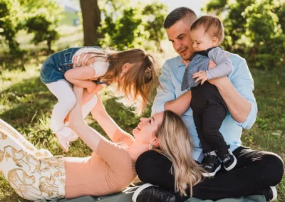 Rodinný portrét počas rodinného fotenia od profesionálneho fotografa počas letneho rodinného fotenia na Bratislavskom hrade