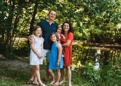 Rodinný portrét počas rodinného fotenia od profesionálneho fotografa pri ramene Malého Dunaja počas letneho rodinného fotenia
