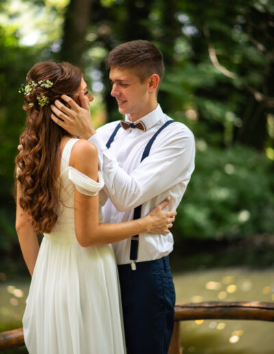 Romantická svadobná fotografia mladomanželov – profesionálne svadobné fotenie zachytávajúce prirodzené emócie a atmosféru svadobného dňa.