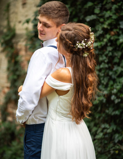 Romantická svadobná fotografia mladomanželov – profesionálne svadobné fotenie zachytávajúce prirodzené emócie a atmosféru svadobného dňa.