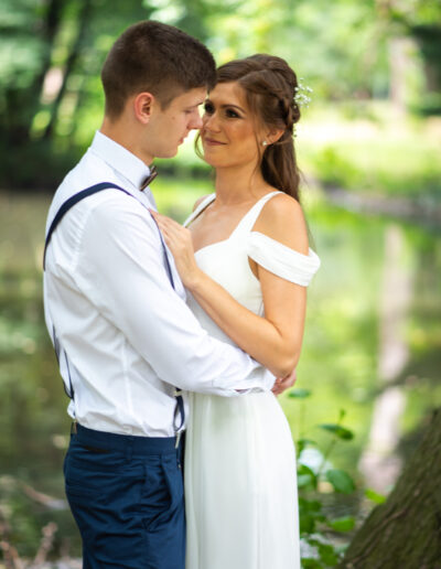 Romantická svadobná fotografia mladomanželov – profesionálne svadobné fotenie zachytávajúce prirodzené emócie a atmosféru svadobného dňa.