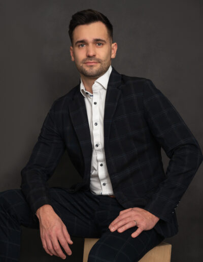 Moderná business fotografia muža v prirodzenom svetle
